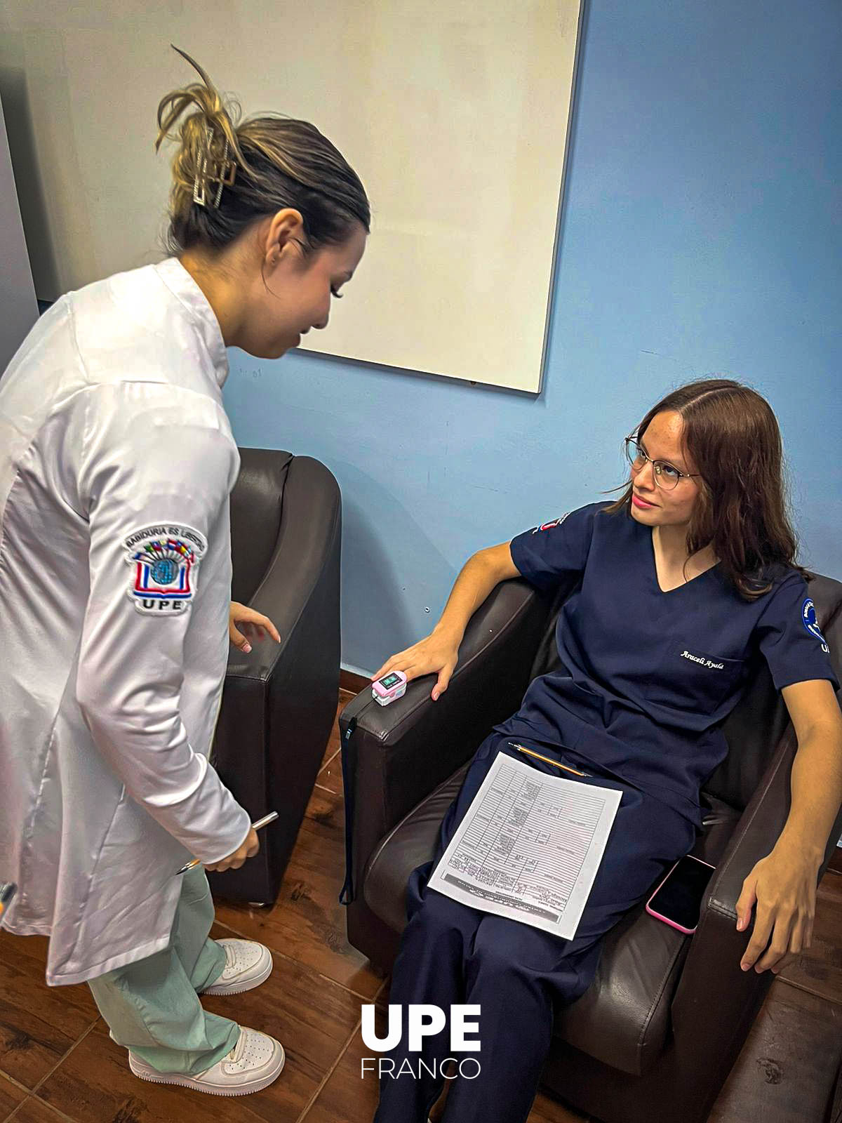 Estudiantes realizan prácticas en signos vitales y registro clínico: Facultad de Ciencias de la Salud